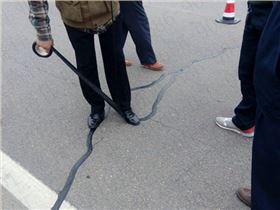 公路裂縫修補(bǔ),大家會愛上路面瀝青貼縫帶的原因