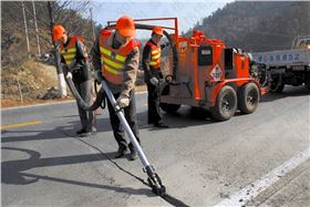 道路灌縫膠價(jià)格相差懸殊的原因
