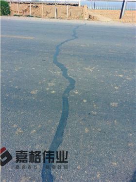 營(yíng)口公路裂縫貼縫帶貼縫工地寫(xiě)實(shí)2