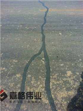 營(yíng)口公路裂縫貼縫帶貼縫工地寫(xiě)實(shí)3