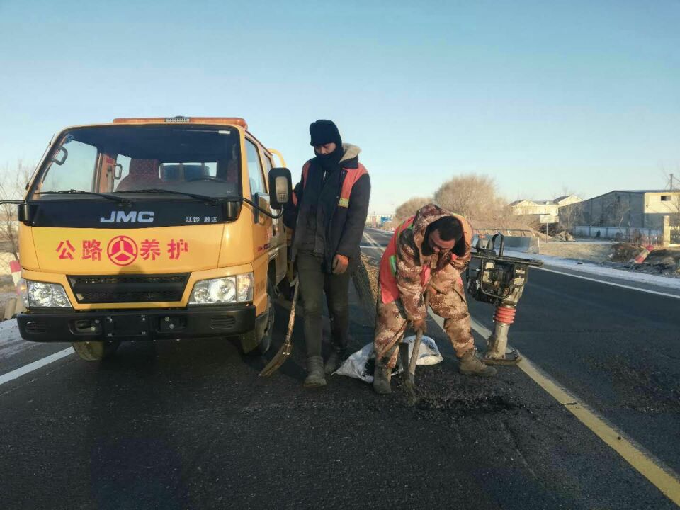嘉格瀝青冷補(bǔ)料，填平坑槽，告別“馬路殺手“