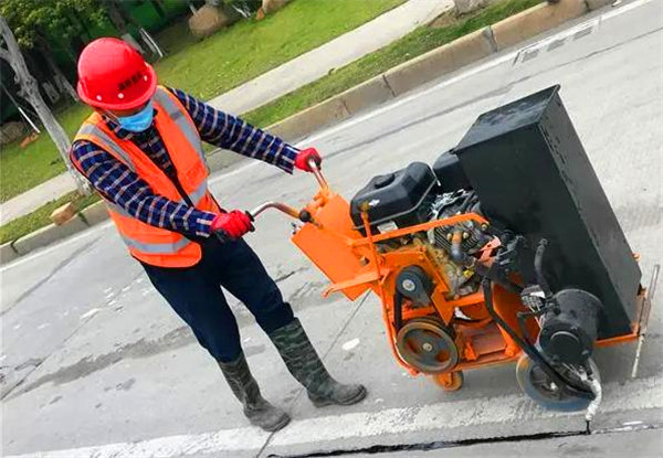 選對道路灌縫膠，用對灌縫工藝，讓道路裂縫修補不再徒勞