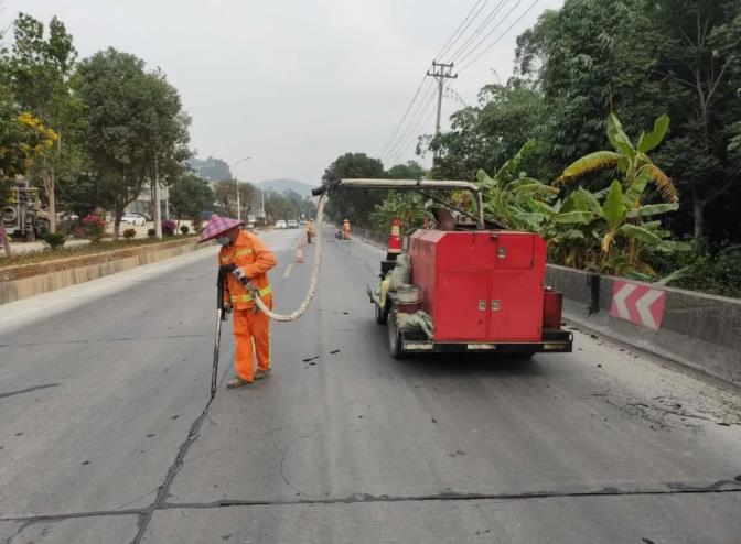 漳州采用道路灌縫膠修補(bǔ)水泥路面裂縫，提升路面有效修補(bǔ)率
