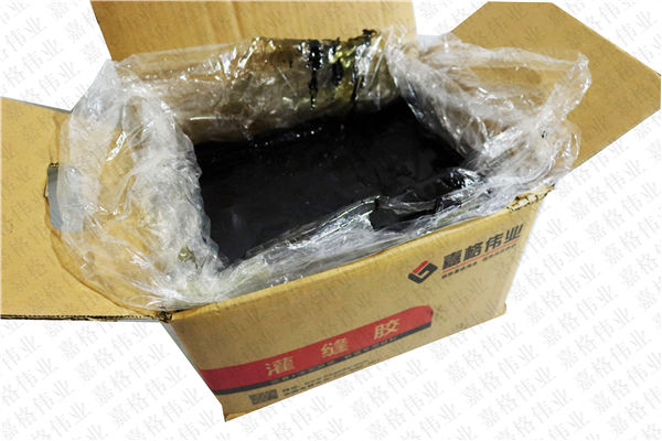 路面裂縫灌縫常用道路補縫膠，不能簡單的用瀝青