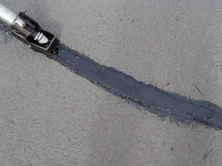 使用路面灌縫膠修補道路裂縫到底麻不麻煩？