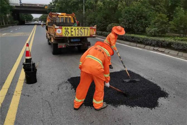 蘇州公路昆山公路部門采用冷補(bǔ)料搶修水毀路面坑槽