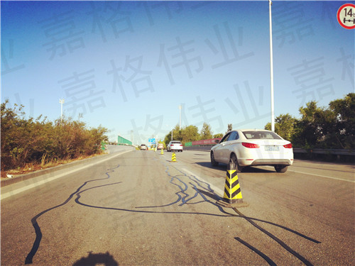 嘉格道路貼縫帶這樣施工讓內(nèi)蒙古道路裂縫修補(bǔ)更簡單