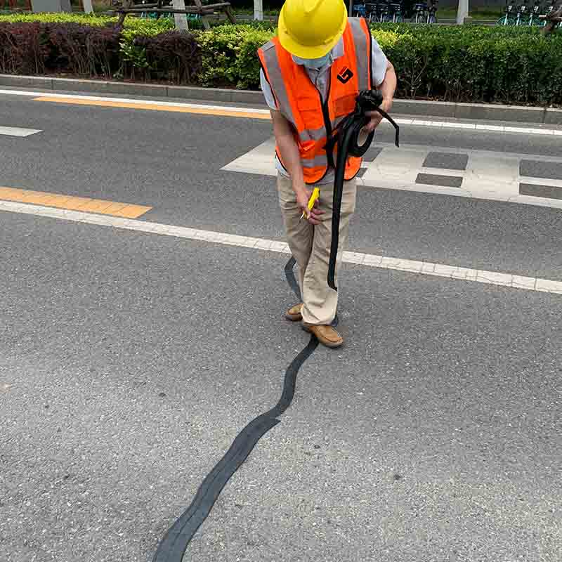 瀝青貼縫帶能修補(bǔ)公路裂縫的8個原因